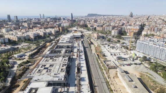 Vista aèria d'una part de l'edifici en obres de la estació de la Sagrera.