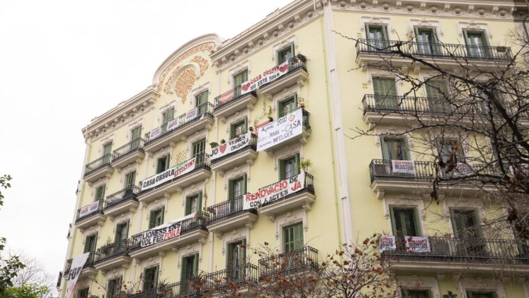 La façana de la Casa Orsola, a l'encreuament dels carrers Consell de Cent i Calàbria, plena de pancartes contra el desnonament de les veïnes que hi resideixen.