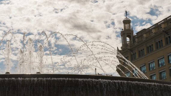 El brollador d'una de les Fonts Bessones de la Plaça Catalunya