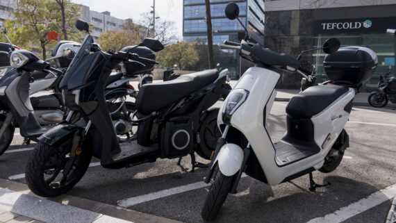 Ciclomotors aparcats en un carrer de Barcelona