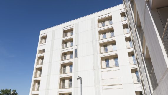 Edifici d'habitatges públics del Bloc E de Trinitat Nova