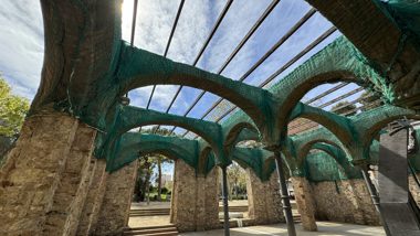 Work under way to renovate the façades of the former RENFE workshops in the Parc del Clot