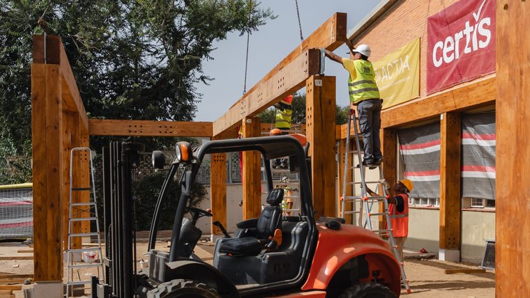 Diversos operaris treballen en la construcció de l'ampliació de l'escola bressol municipal La Mar.