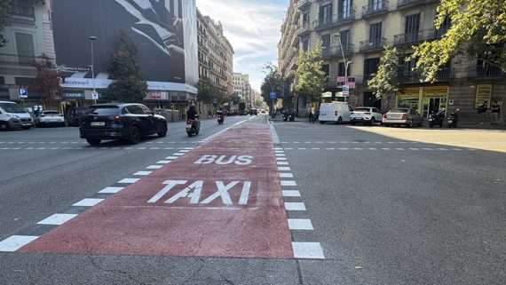 Catifa vermella al carrer de Balmes