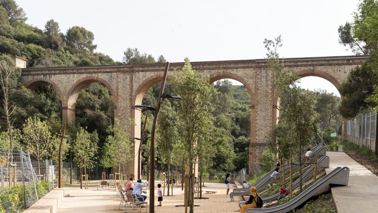 Diverses persones al parc de l'Aqüeducte al barri de Ciutat Meridiana