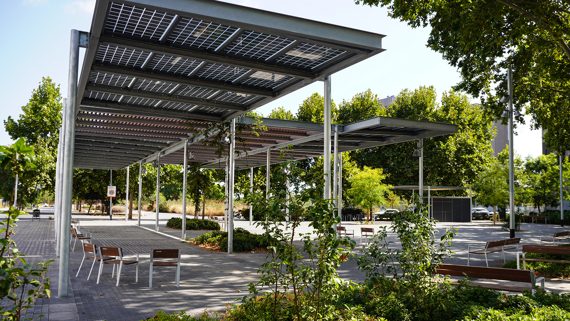 La nova pèrgola fotovoltaica del parc de les Tretze Roses.