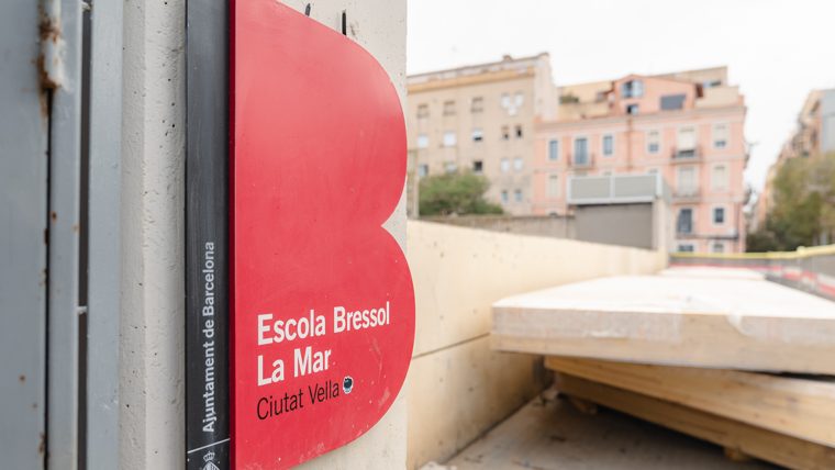 Rètol de la porta d'entrada a l'escola bressol municipal La Mar