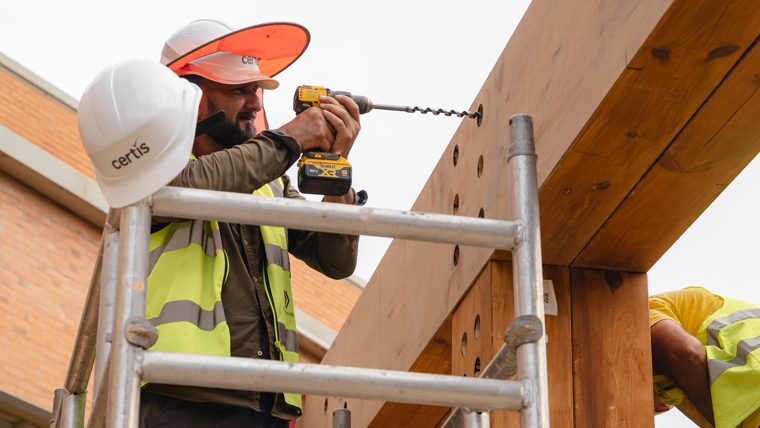 Un operari treballa en la construcció de l'ampliació de l'escola bressol municipal La Mar.