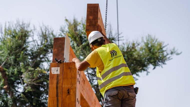 Un operari treballa en la construcció de l'ampliació de l'escola bressol municipal La Mar.