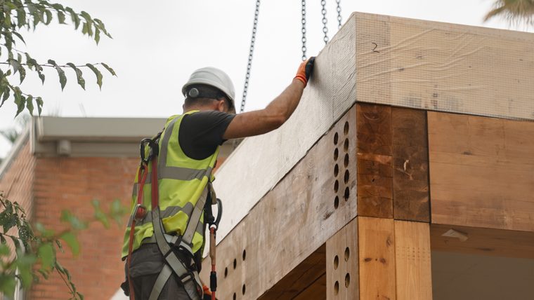 Un operari treballa en la construcció de l'ampliació de l'escola bressol municipal La Mar.
