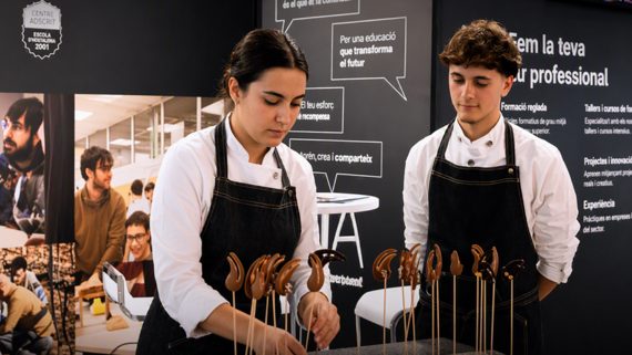 Un noi i una noia preparen un aperitiu dolç